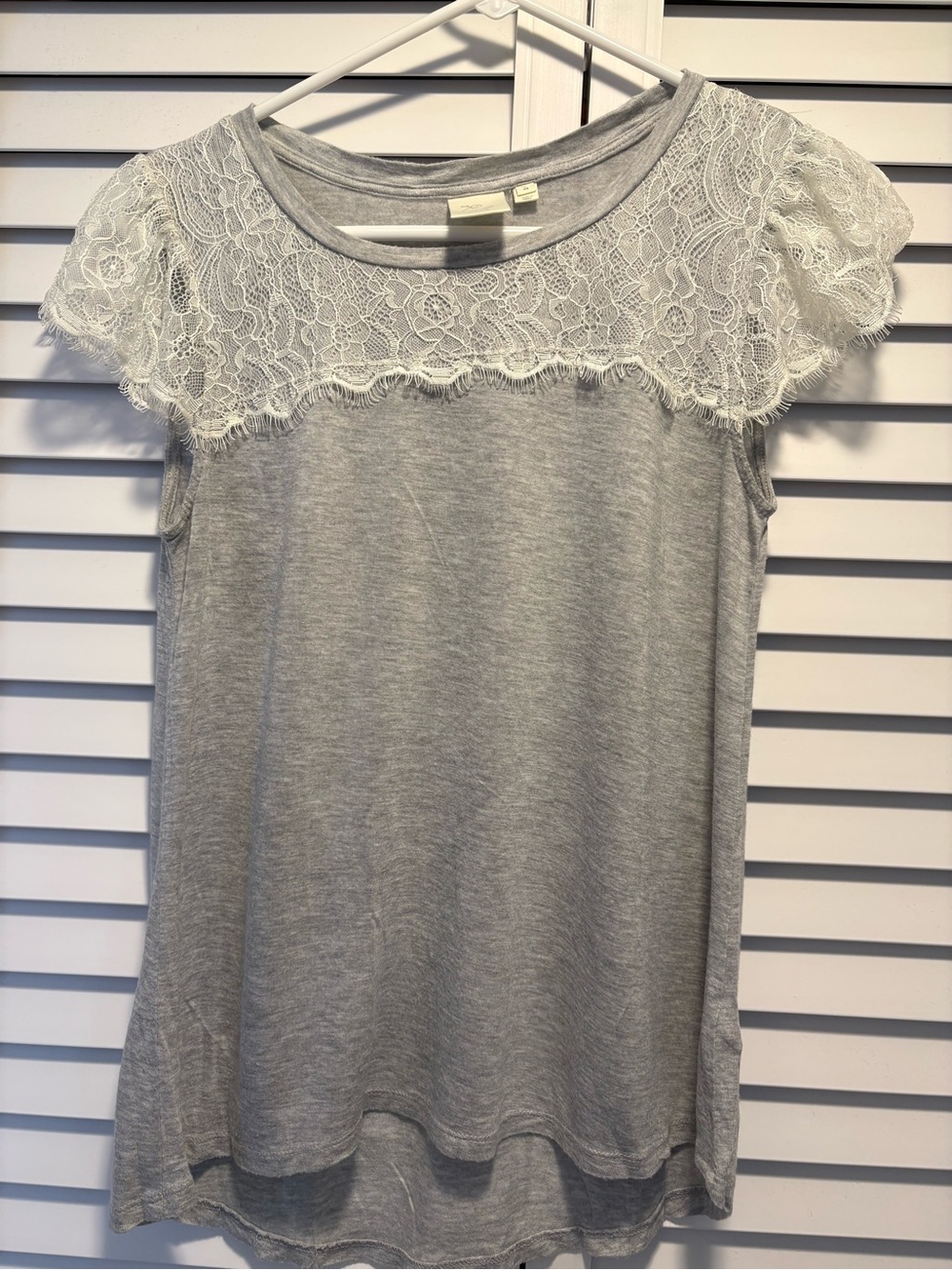 E by Eloise Women’s Gray Short Sleeve Top with White Lace Details